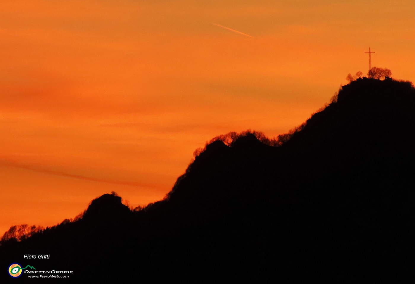 68 ...nella luce e nei colori del sole tramontato dietro lo Zucco.JPG